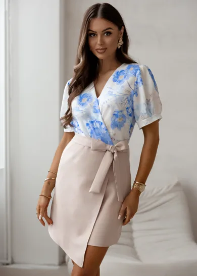 Sukienka z kopertowym dekoltem z paskiem w talii