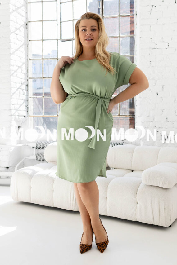 khaky-sukienka-plus-size-z-paskiem-wiazanym-hurtownia-moon-hurt-511