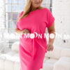 Elegancka sukienka plus size z paskiem w talii w kolorze róźowym