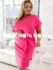 Elegancka sukienka plus size z paskiem w talii w kolorze róźowym