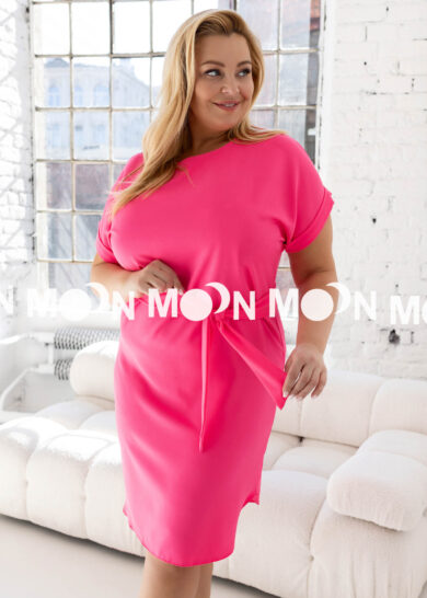 Elegancka sukienka plus size z paskiem w talii w kolorze róźowym