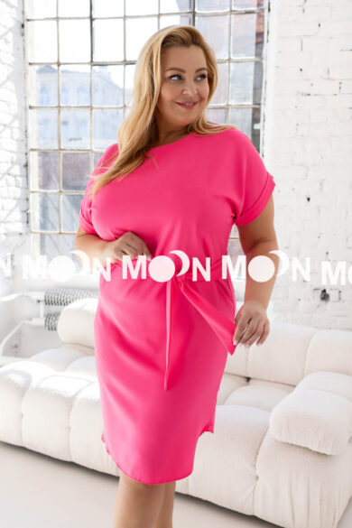 Elegancka sukienka plus size z paskiem w talii w kolorze róźowym