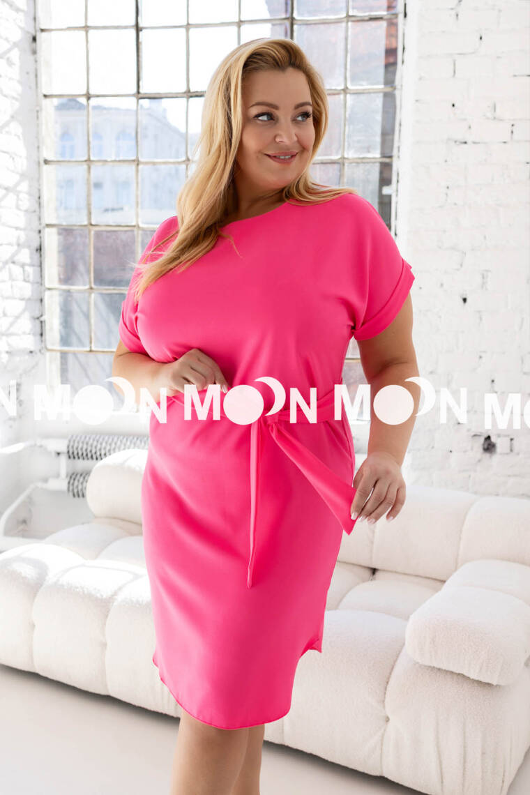 Elegancka sukienka plus size z paskiem w talii w kolorze róźowym