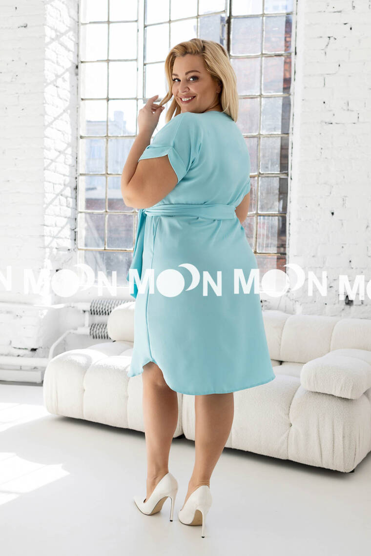 sukienka-niebieska-plus-size-z-wiazaniem-komfortowa-na-co-dzien-hurtownia-moon-hurt