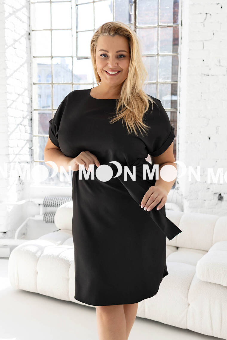sukienka-plus-size-czarna-z-paskiem-elegancka-krotki-rekaw-hurtownia-moon-hurt-catalina-511