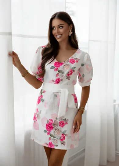 Sukienka w kwiaty z paskiem w talii