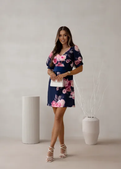 Granatowa sukienka w kwiaty na wesele