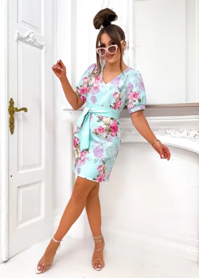 niebieska sukienka z krótkim rękawem i paskiem w talii