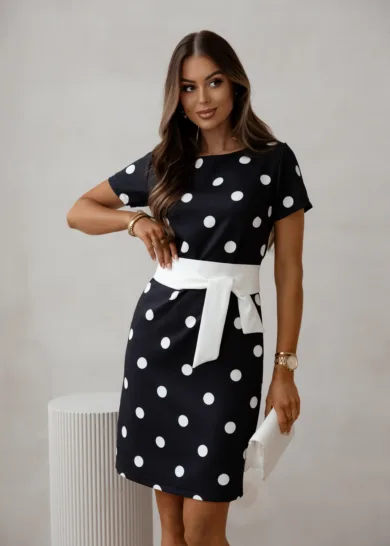 Sukienka w groszki z paskiem w talii czarna