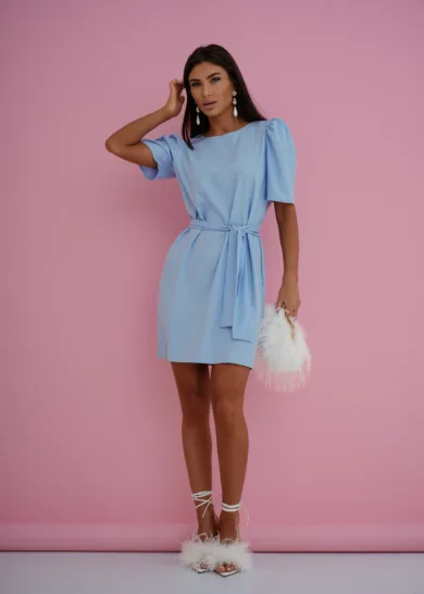 Sukienka Glam z paskiem w talie 